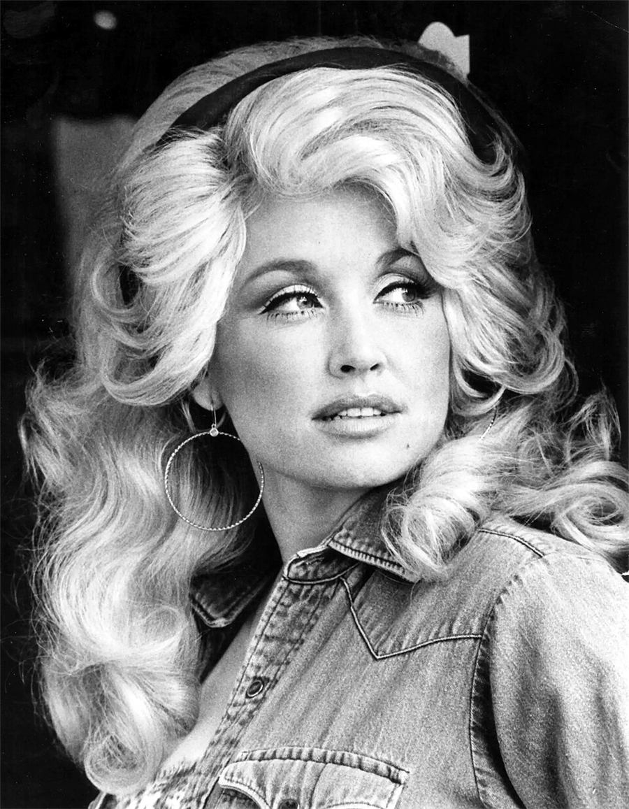 Young Dolly Parton in an early publicity photo